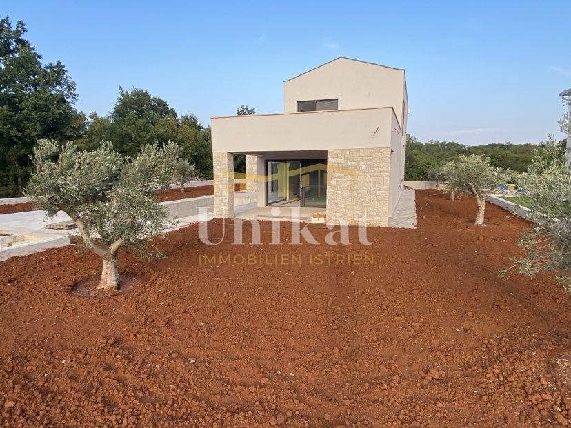 Casa con grande terrazza sul tetto e piscina